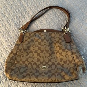 Coach shoulder bag with 3 pockets